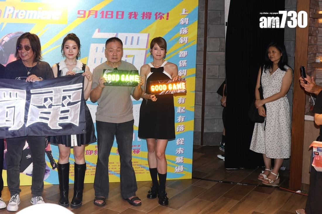 羅莽太太(右邊白裙)一直望住精神頗差的老公。(林俊源攝)