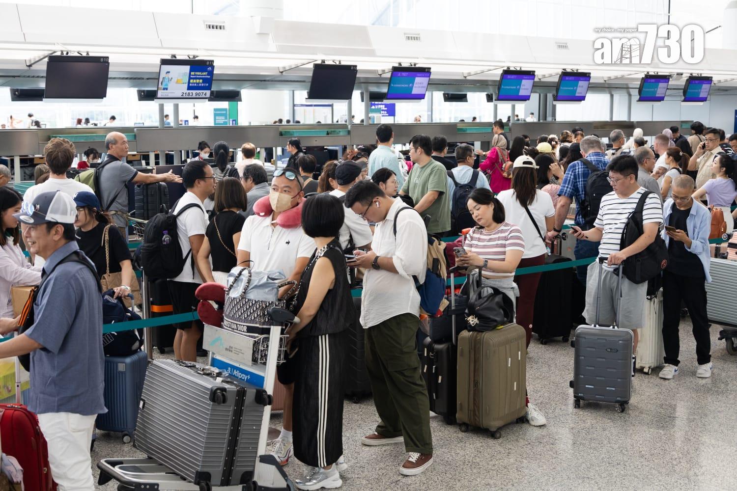 超強颱風樺加沙逐步逼近本港,機管局表示周二下午6時後航班升降會大減,星期三全日航班會大受影響。(周令知攝)