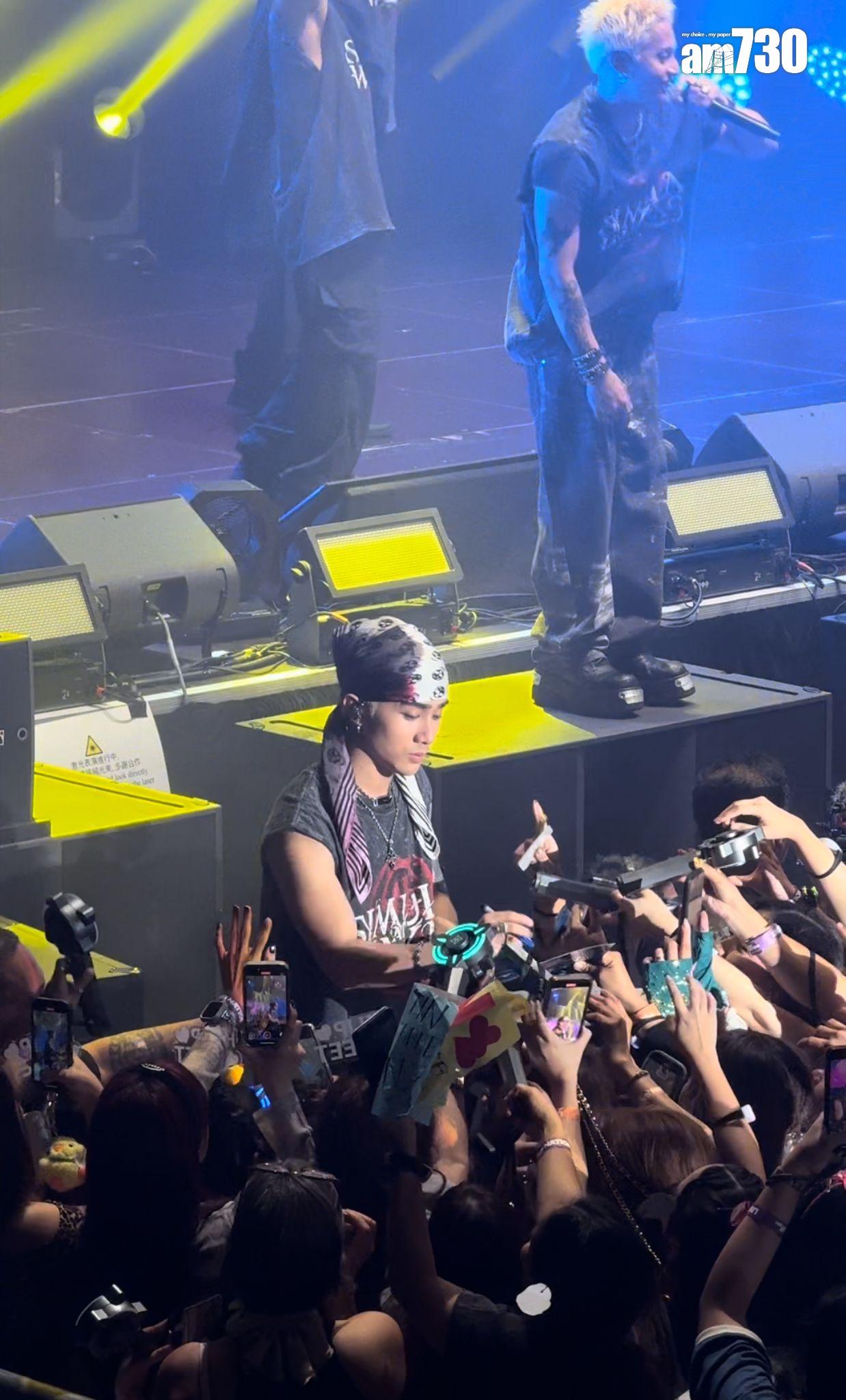 Josh竟走落台大派福利,忽然送簽名。 (娛樂組攝)