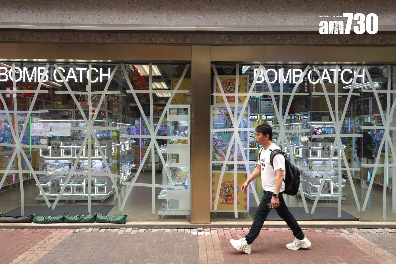 颱風樺加沙|天文台在下午2時20分發出八號西北烈風或暴風信號,旺角市面情況。(林俊源攝)