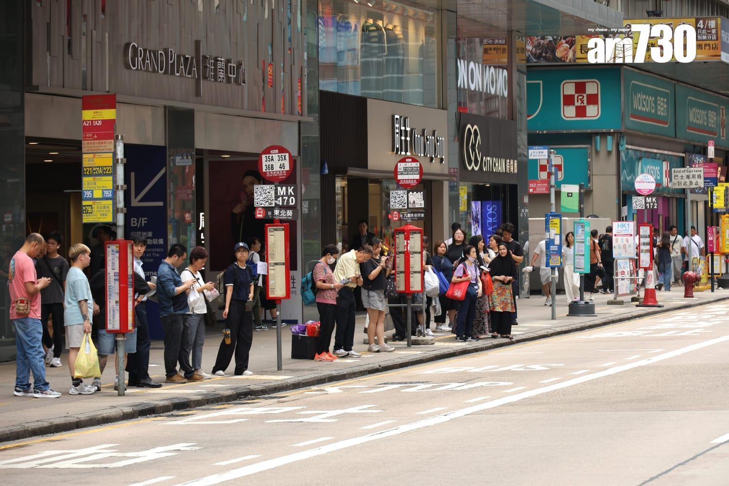 颱風樺加沙|天文台在下午2時20分發出八號西北烈風或暴風信號,旺角市面情況。(林俊源攝)