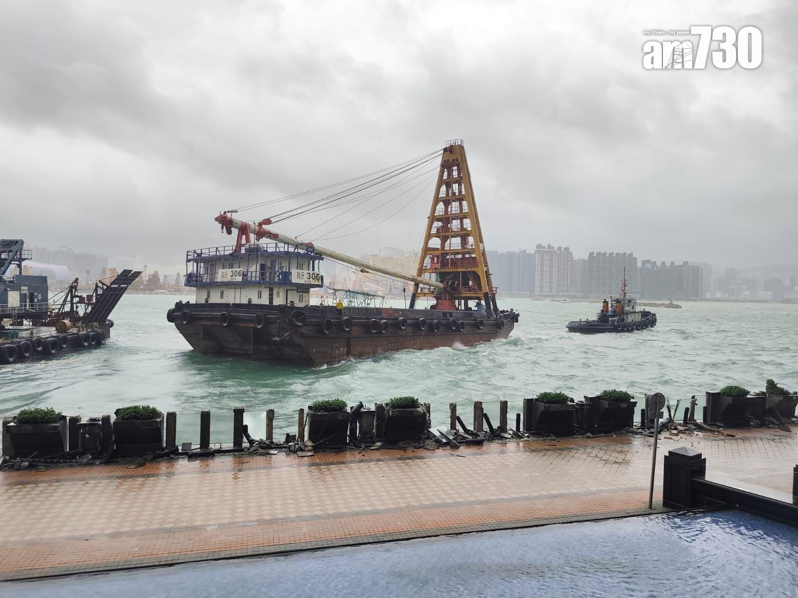 颱風樺加沙|紅磡海逸豪園對出海面,有躉船被吹至撞向岸邊擱淺,岸邊欄杆玻璃和石壆被毀,碎片散落行人徑。躉船及後被拖走。(鍾式明攝)