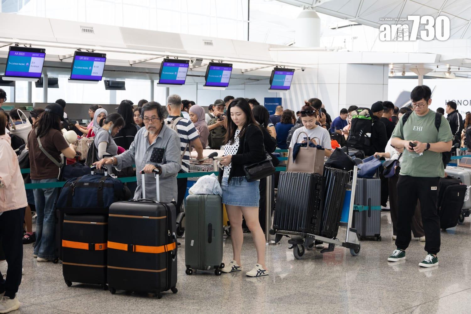 超強颱風樺加沙逐步逼近本港,機管局表示周二下午6時後航班升降會大減,星期三全日航班會大受影響。(周令知攝)