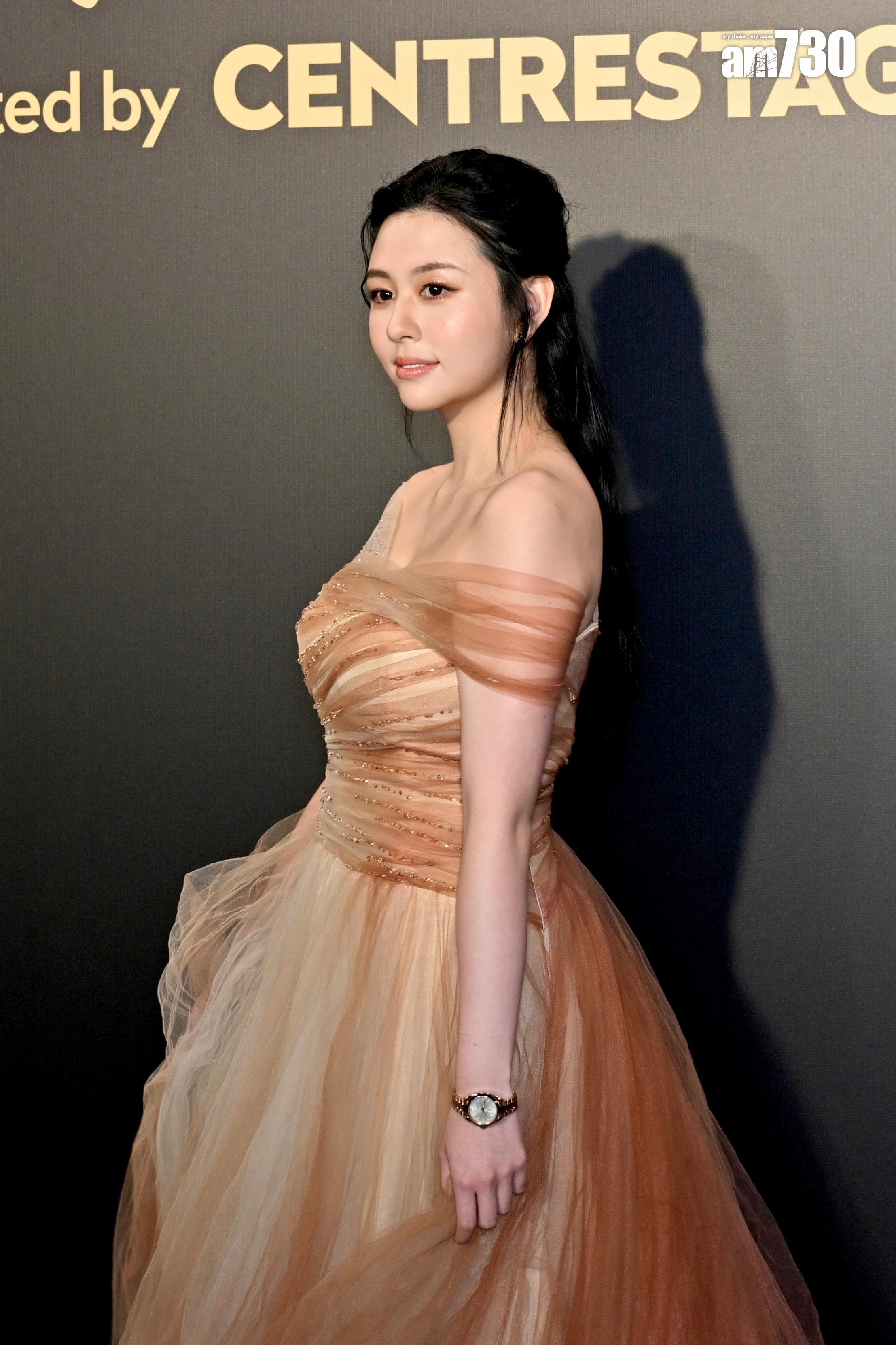 沈月(Ayla)在8月中24歲生日,開心與家人慶祝。(娛樂組攝)