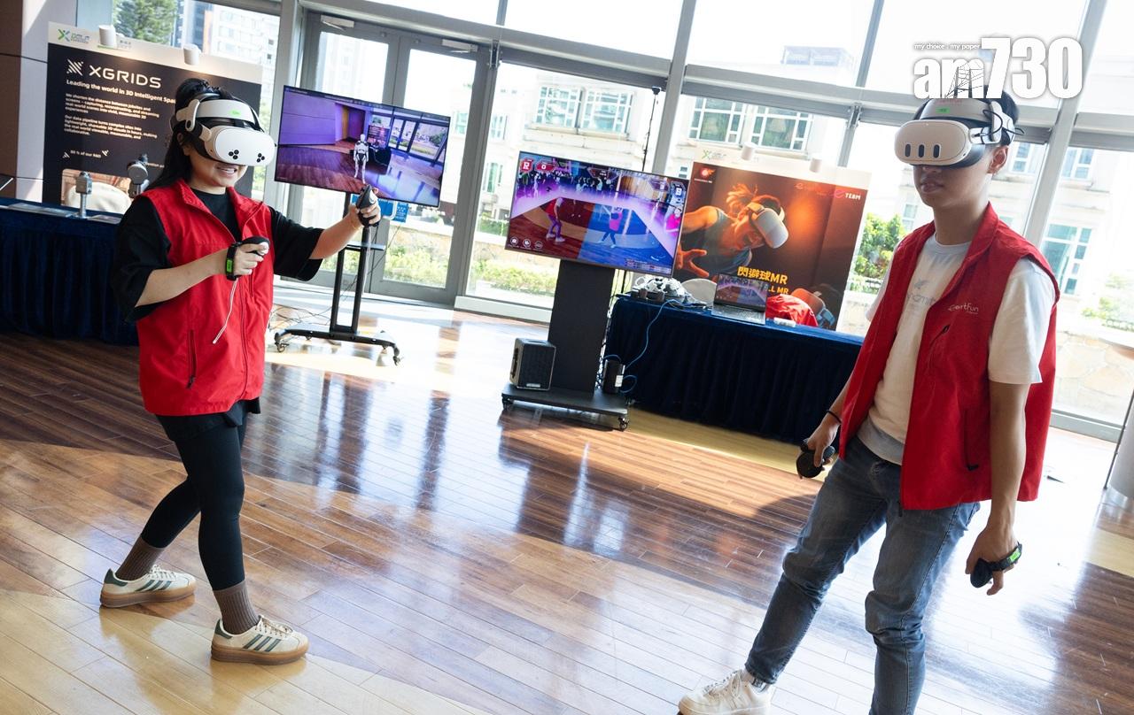 體驗最新混合實境(MR)虛擬躲避球。( 蘇文傑攝)