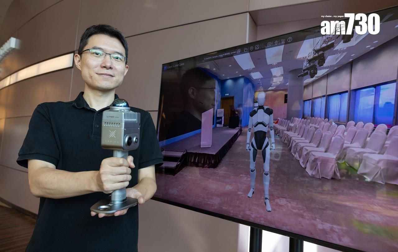 深圳市其域創新科技財務長Dan,展示公司自研的「靈光L2手持三維掃描設備」。(蘇文傑攝)