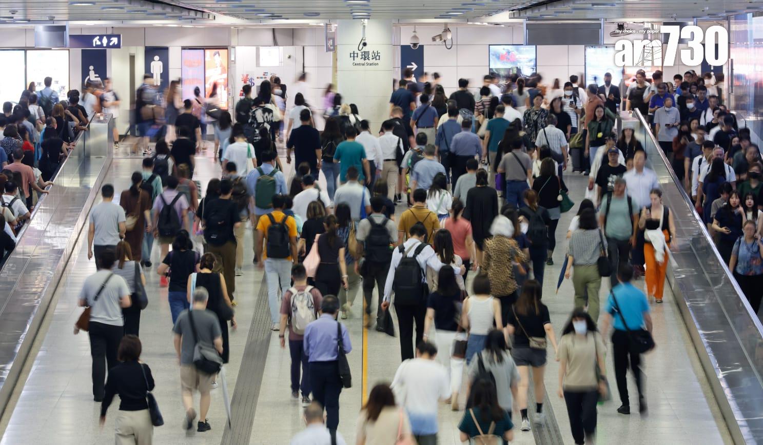 八號烈風或暴風信號會維持至下午1時10分,改掛三號強風信號,打工仔坐港鐵上班。(蘇文傑攝)