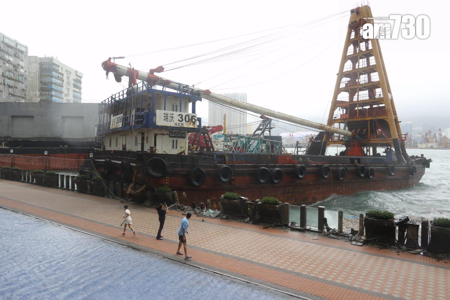 颱風樺加沙|紅磡海逸豪園對出海面,有躉船被吹至撞向岸邊擱淺,岸邊欄杆玻璃和石壆被毀,碎片散落行人徑。躉船及後被拖走。(鍾式明攝)