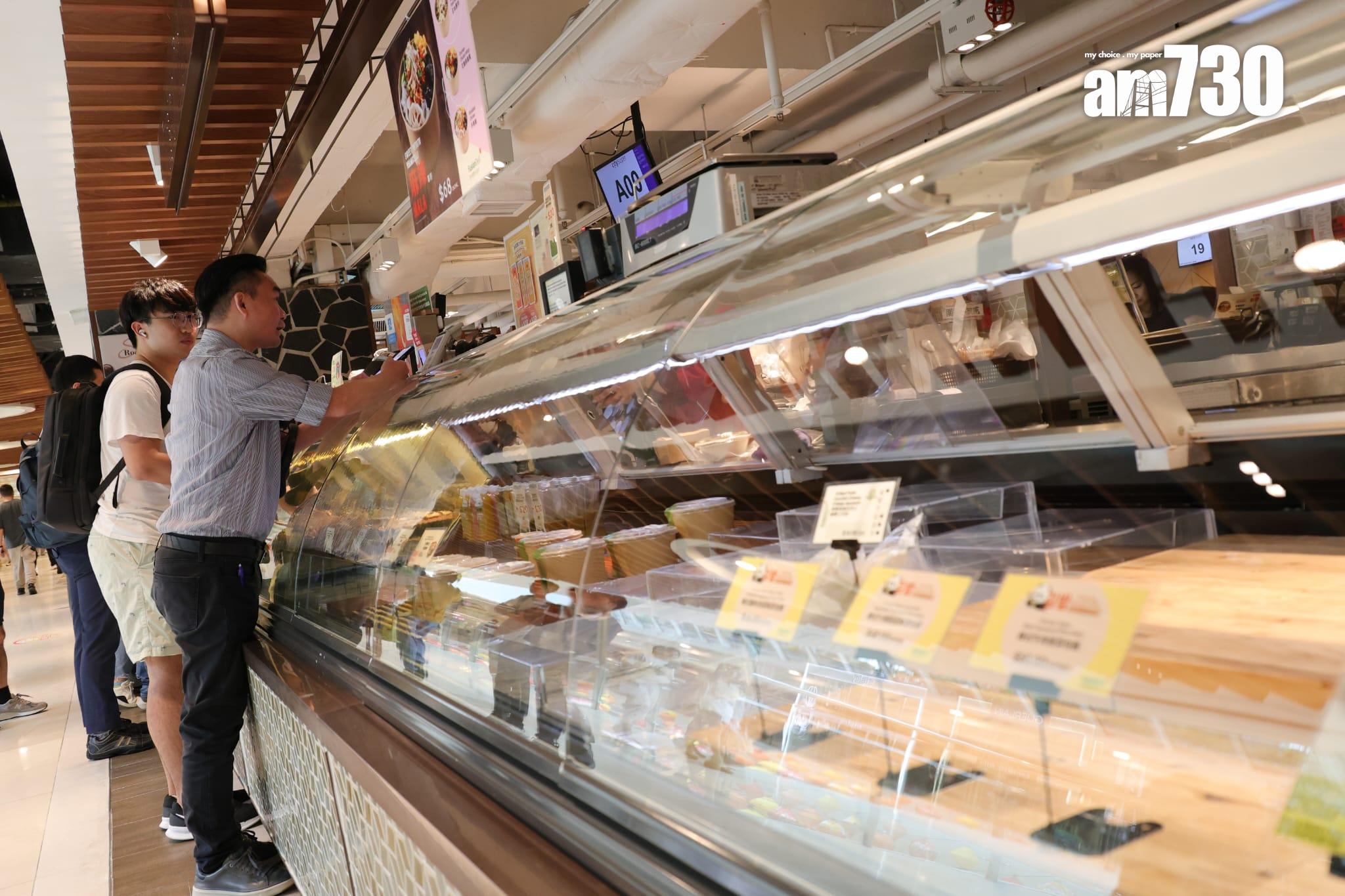 颱風樺加沙| 天文台於下午2時20分改發八號前夕,市面做好防風措施,市民於最後一刻「補糧」。(吳康琦攝)