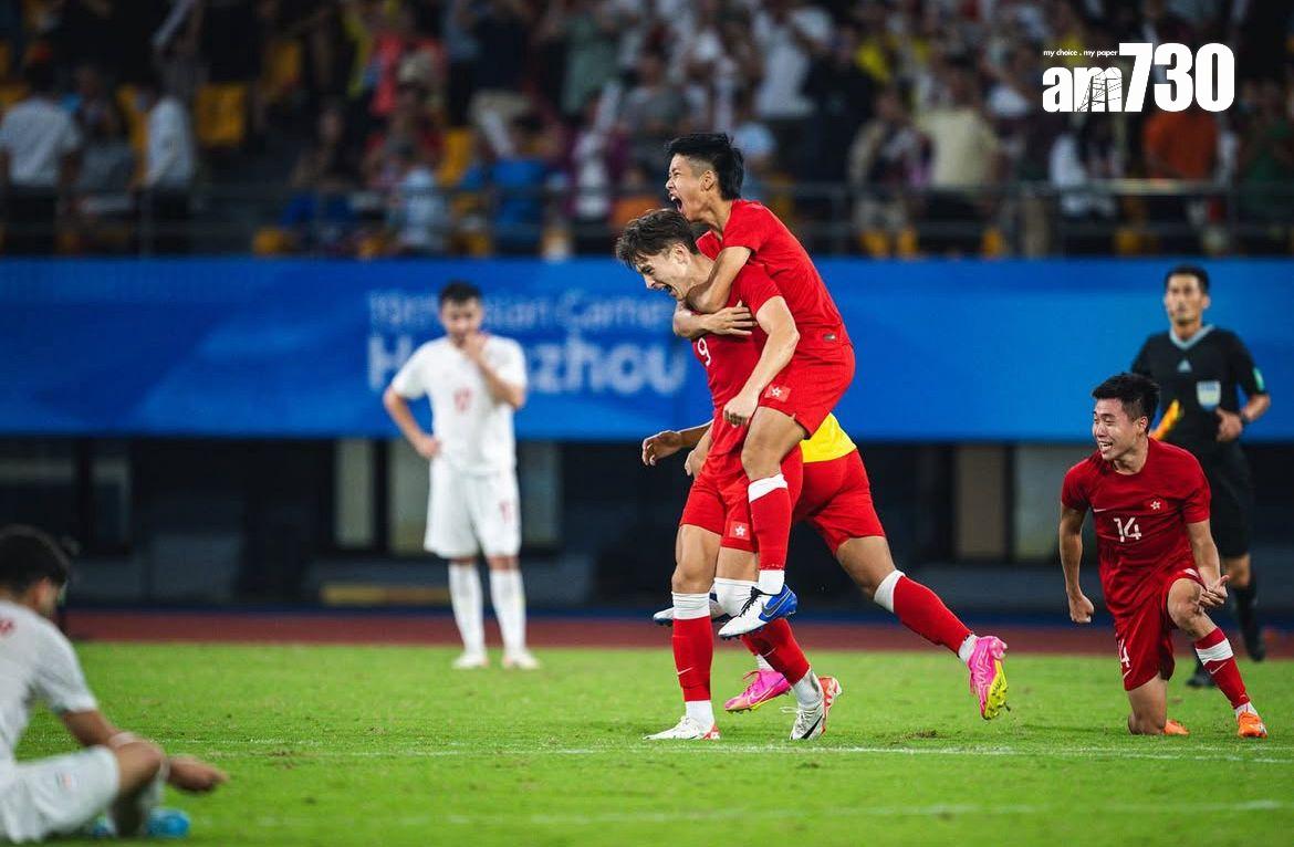 周子謙在2022杭州亞運與隊友安永佳慶祝。(香港足總提供)