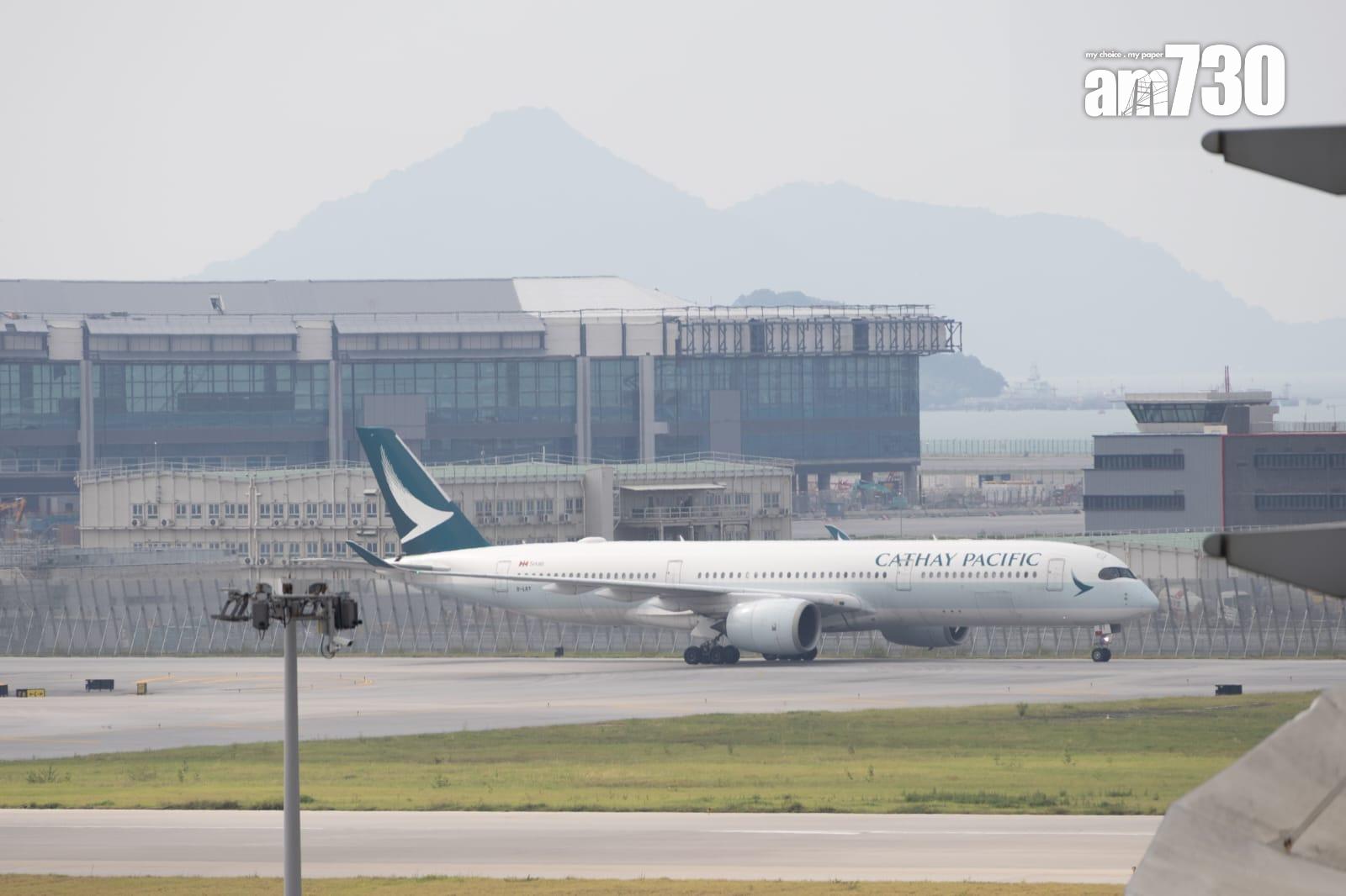 超強颱風樺加沙逐步逼近本港,機管局表示周二下午6時後航班升降會大減,星期三全日航班會大受影響。(周令知攝)