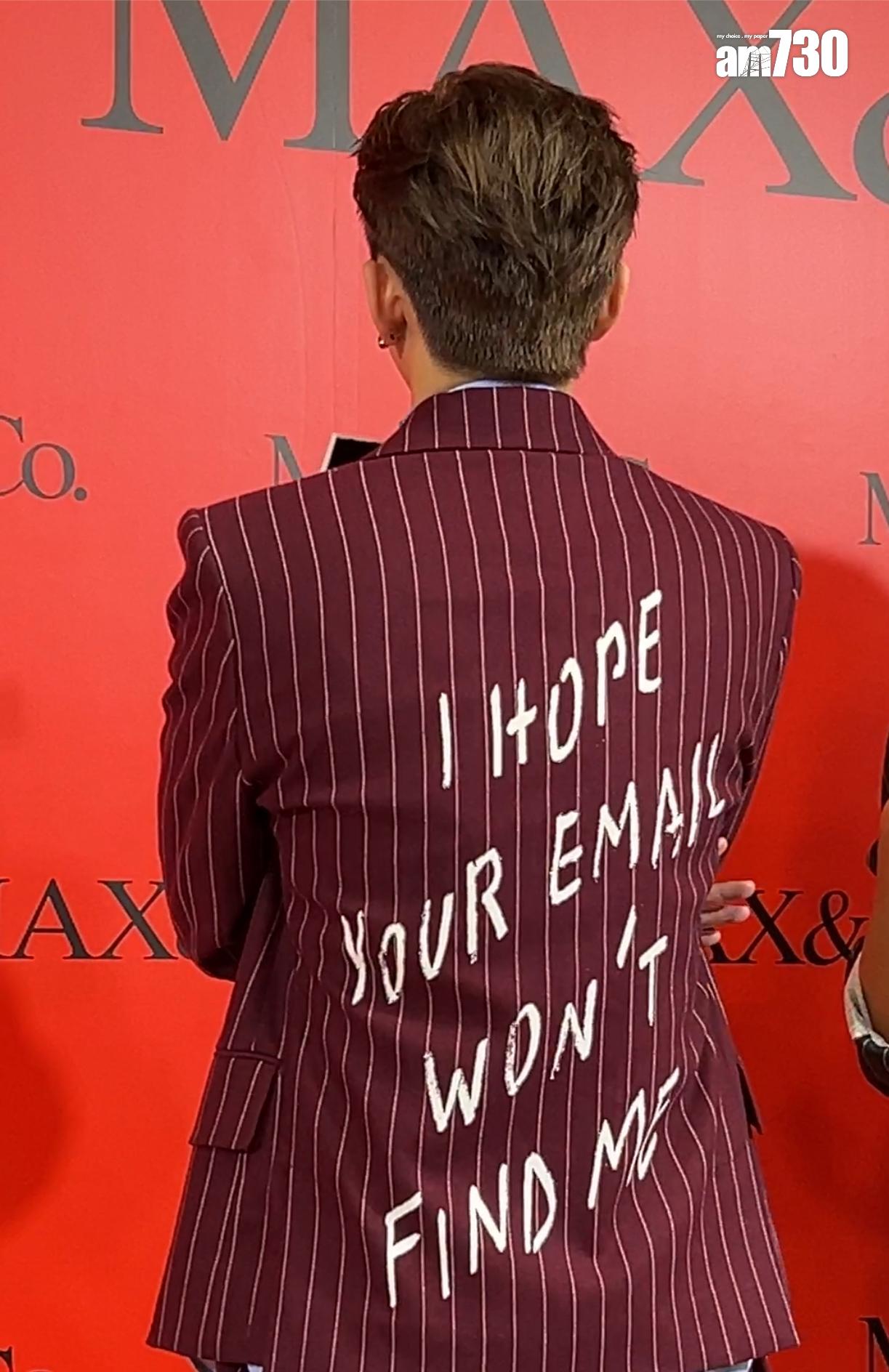 Edan呂爵安出席時裝品牌活動,外套背後寫「I hope your email won't find me」顯示打工仔放假的心態。(娛樂組攝)