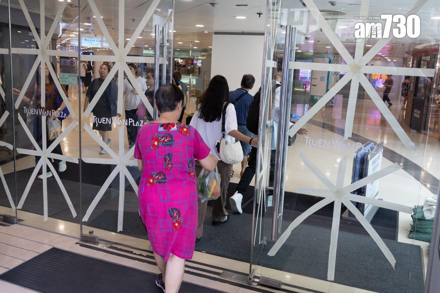 颱風樺加沙| 天文台於下午2時20分改發八號前夕,市面做好防風措施。(周令知攝)