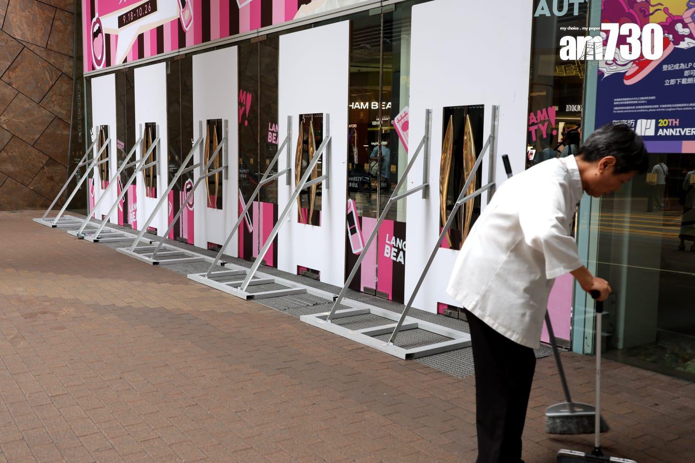 颱風樺加沙|天文台在下午2時20分發出八號西北烈風或暴風信號,旺角市面情況。(林俊源攝)