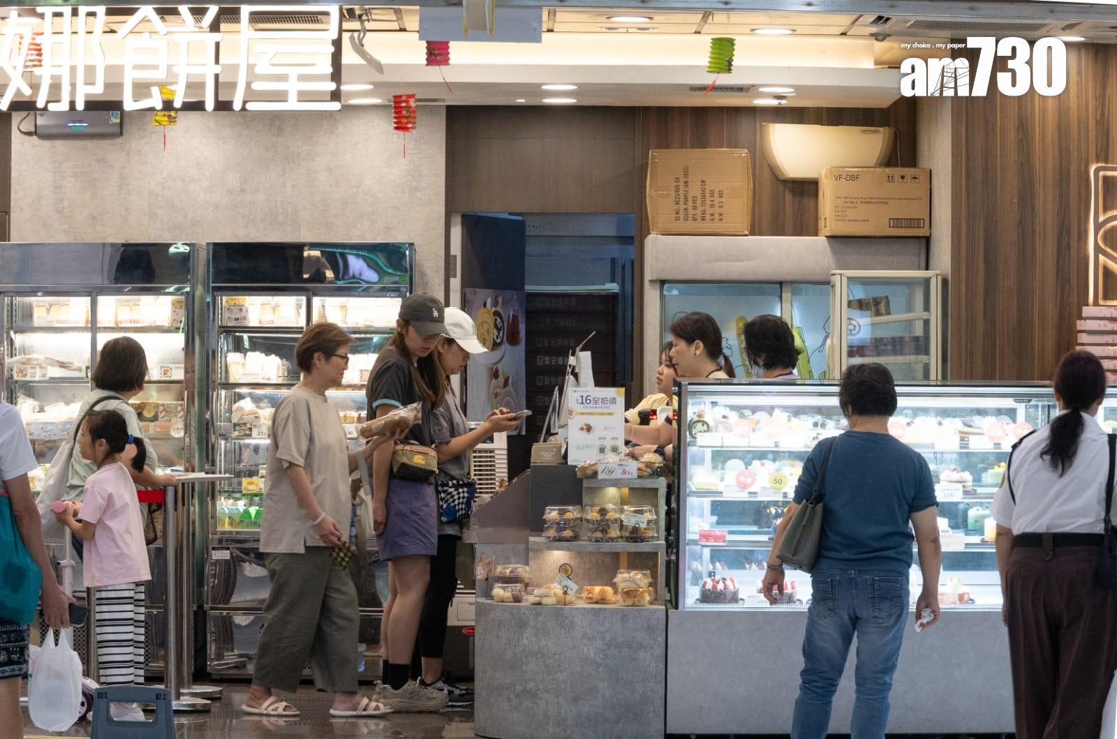 颱風樺加沙| 天文台於下午2時20分改發八號前夕,市面做好防風措施,市民於最後一刻「補糧」。(蘇文傑攝)