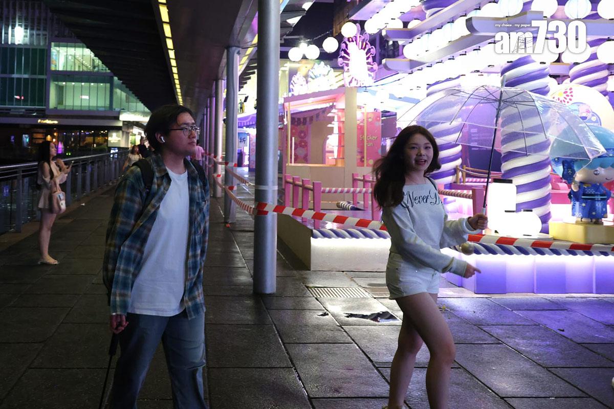 八號東南烈風或暴風信號生效期間,尖沙咀仍有零星市民和遊客。(林俊源攝)