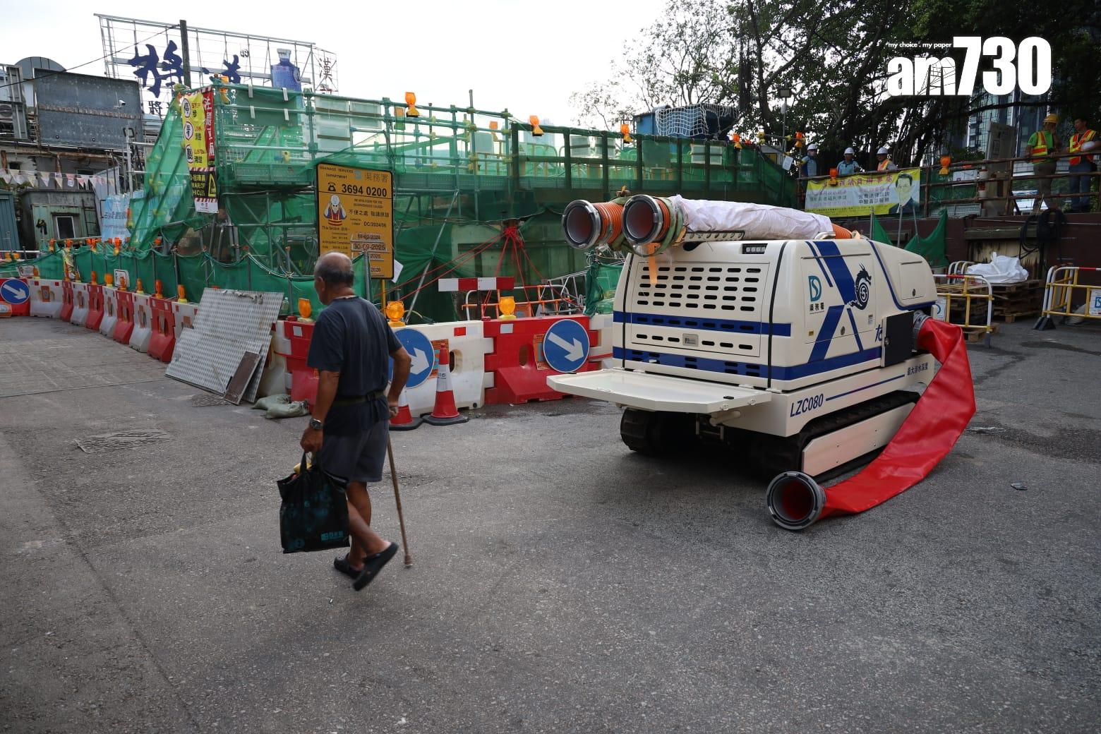 颱風樺加沙︱鯉魚門加強防風措施,強力排水機械人「龍吸水」已進駐。(鍾式明攝)
