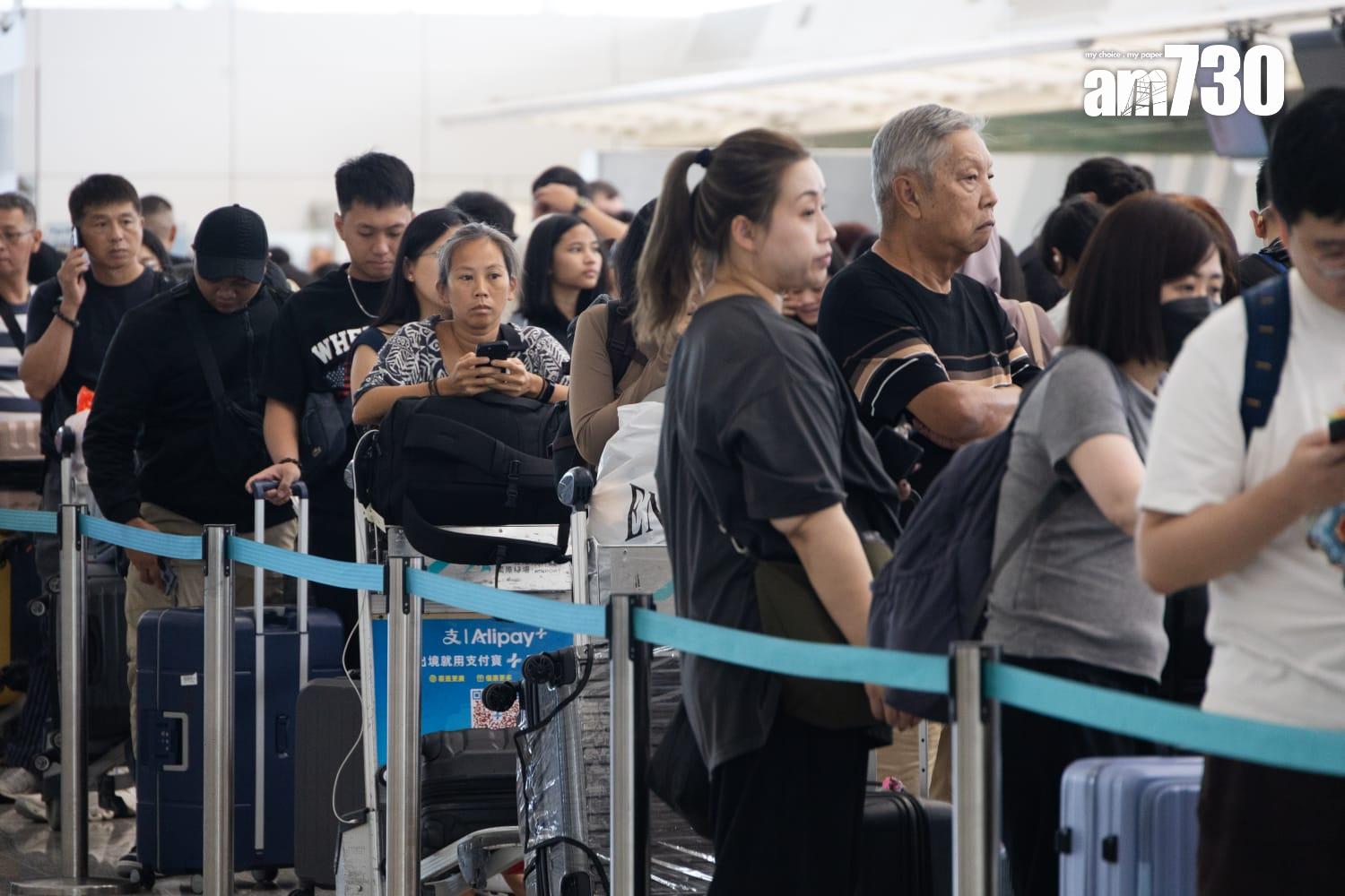 超強颱風樺加沙逐步逼近本港,機管局表示周二下午6時後航班升降會大減,星期三全日航班會大受影響。(周令知攝)