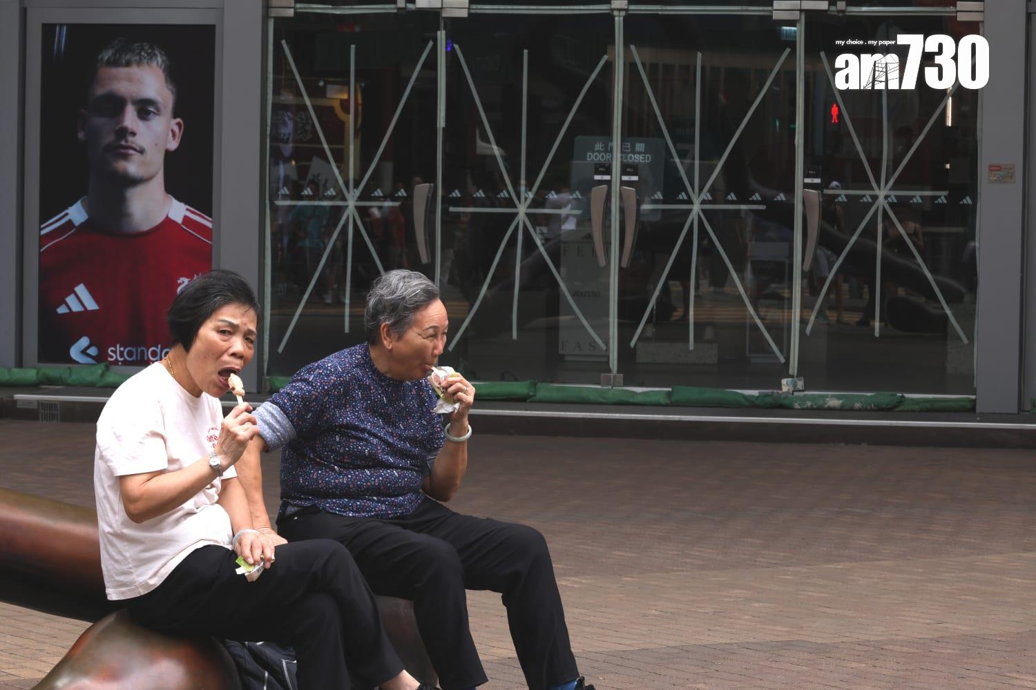 颱風樺加沙|天文台在下午2時20分發出八號西北烈風或暴風信號,旺角市面情況。(林俊源攝)