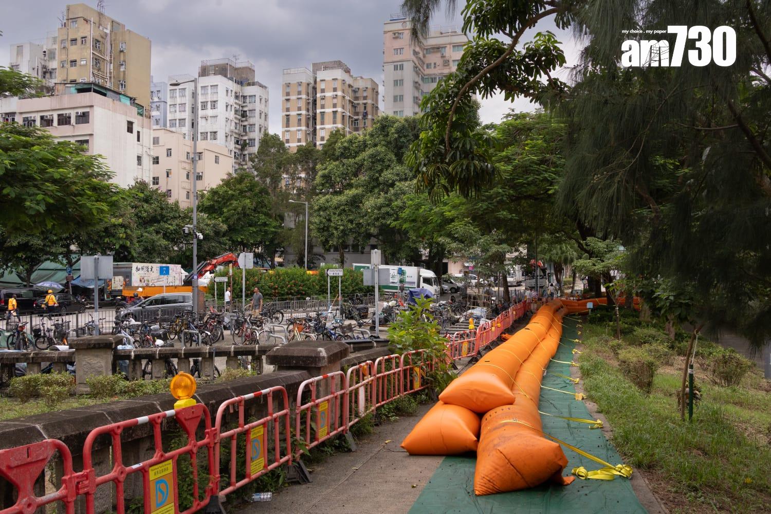 颱風樺加沙| 天文台於下午2時20分改發八號前夕,市面做好防風措施。(蘇文傑攝)