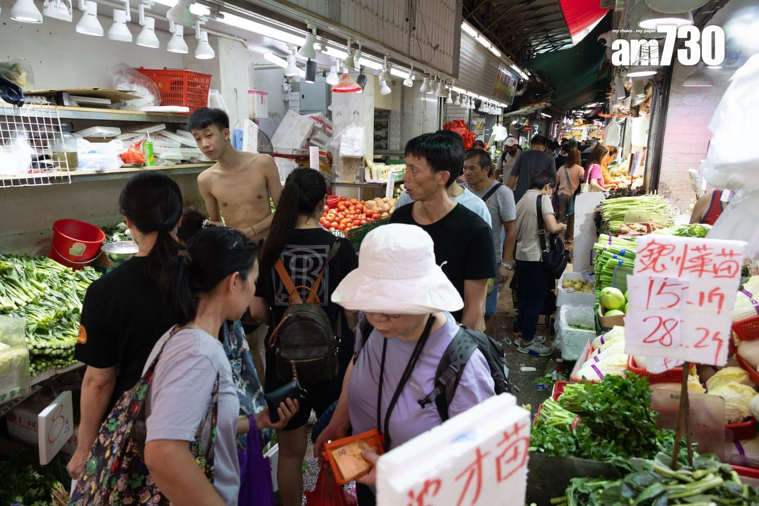 颱風樺加沙| 天文台於下午2時20分改發八號前夕,市民於最後一刻「補糧」。(周令知攝)