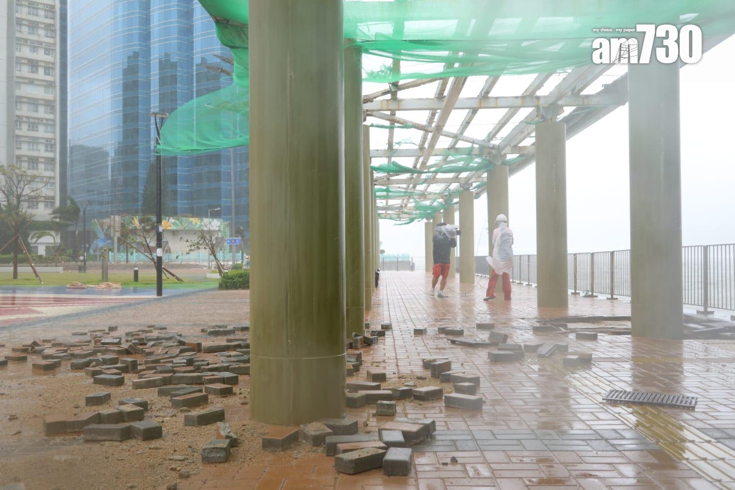 颱風樺加沙|紅磡海濱一帶行人路出現損毀(鍾式明攝)