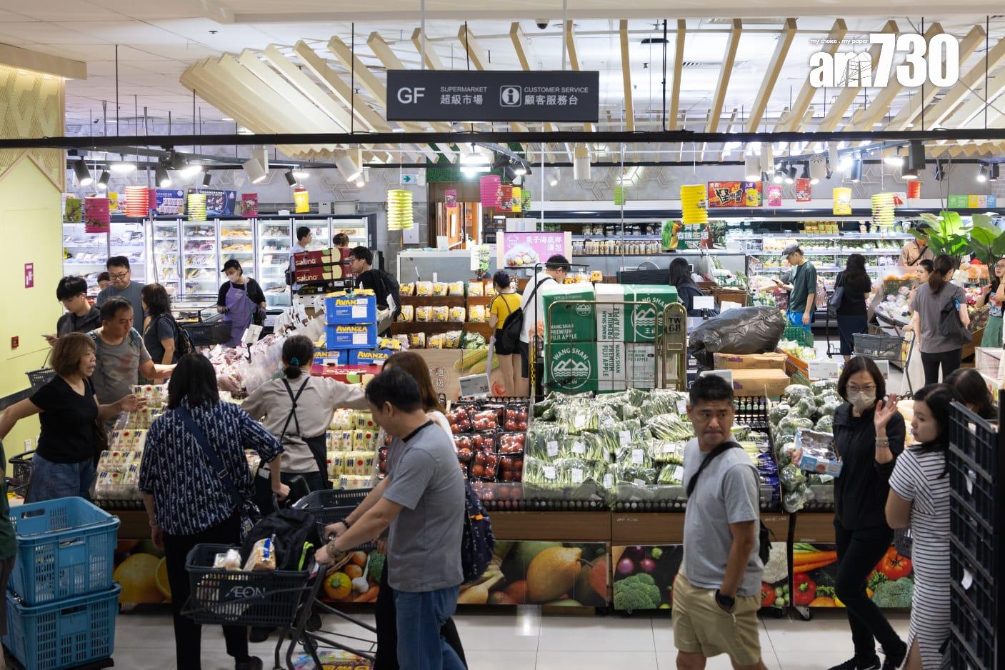 颱風樺加沙| 天文台於下午2時20分改發八號前夕,市民於最後一刻「補糧」。(周令知攝)