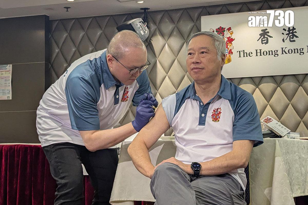 鄭志文(右)即場由曾祈殷(左)接種流感疫苗。(羅庸軒攝)