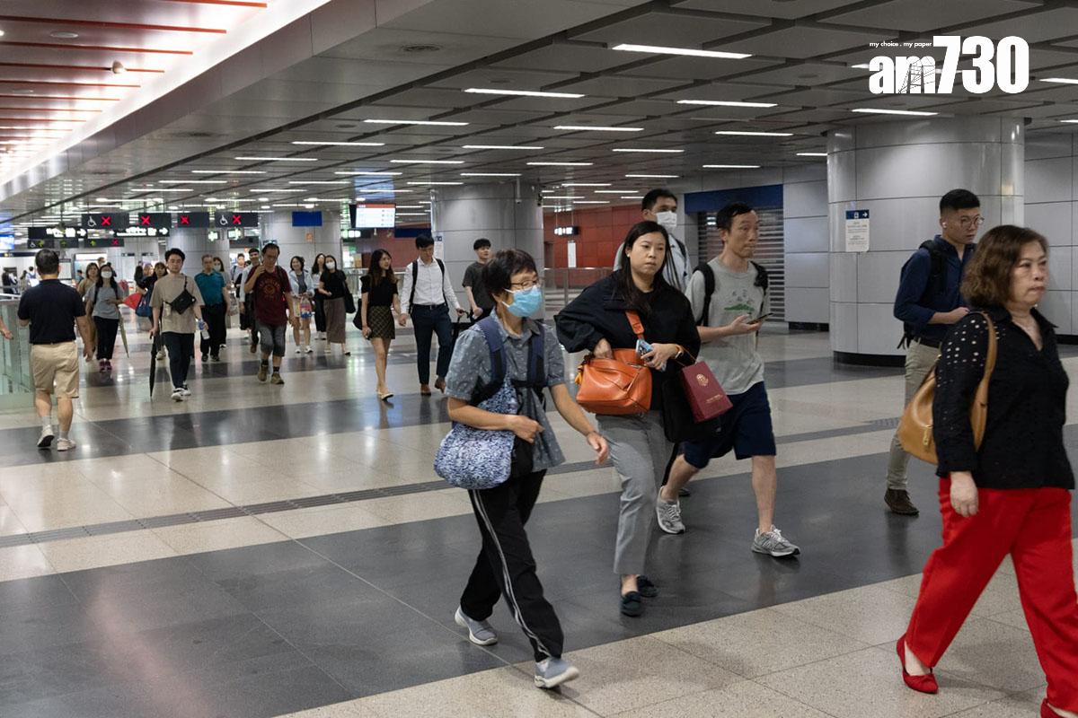 超強颱風樺加沙襲港,公共交通服務今日日間大致維持正常。(周令知攝)