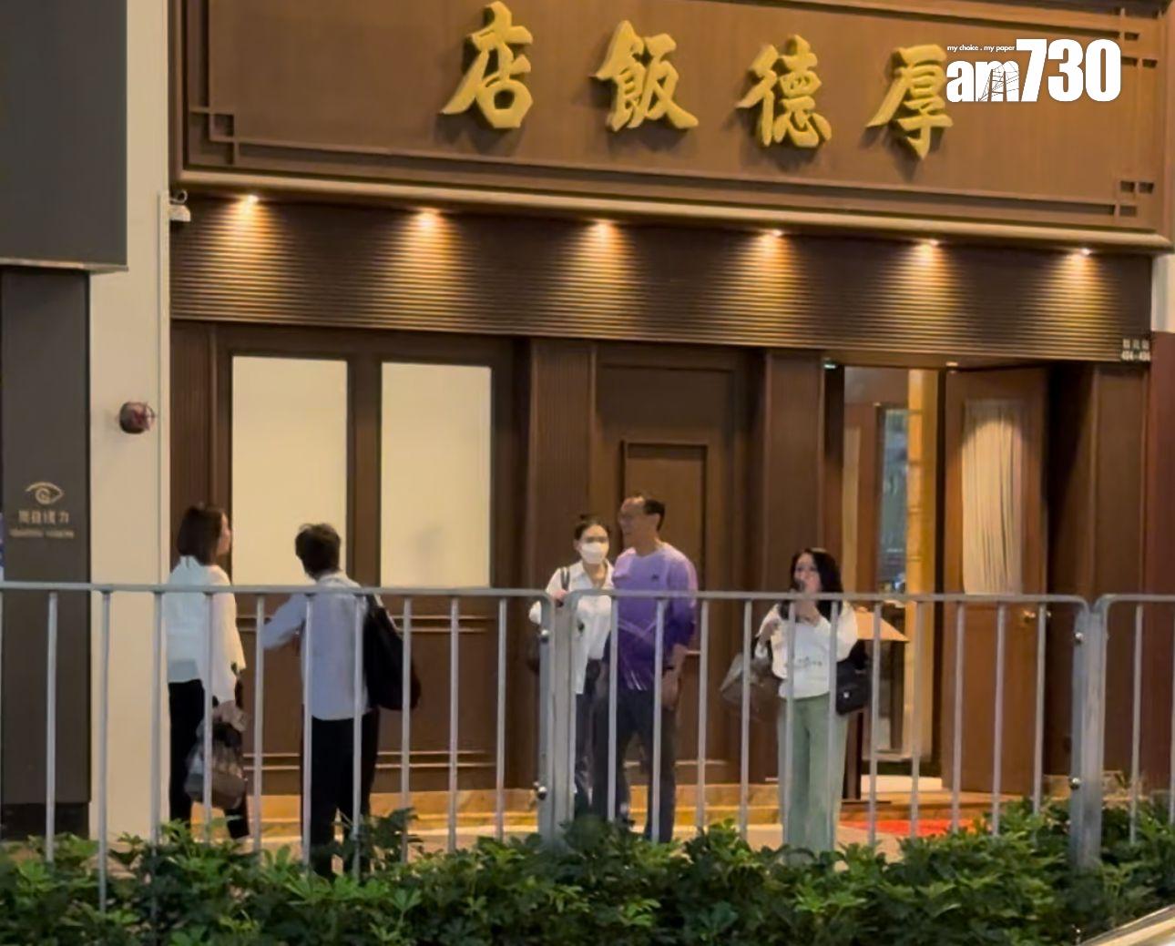 邱淑貞步出餐館,甄楚倩負責call車。 (娛樂組攝)