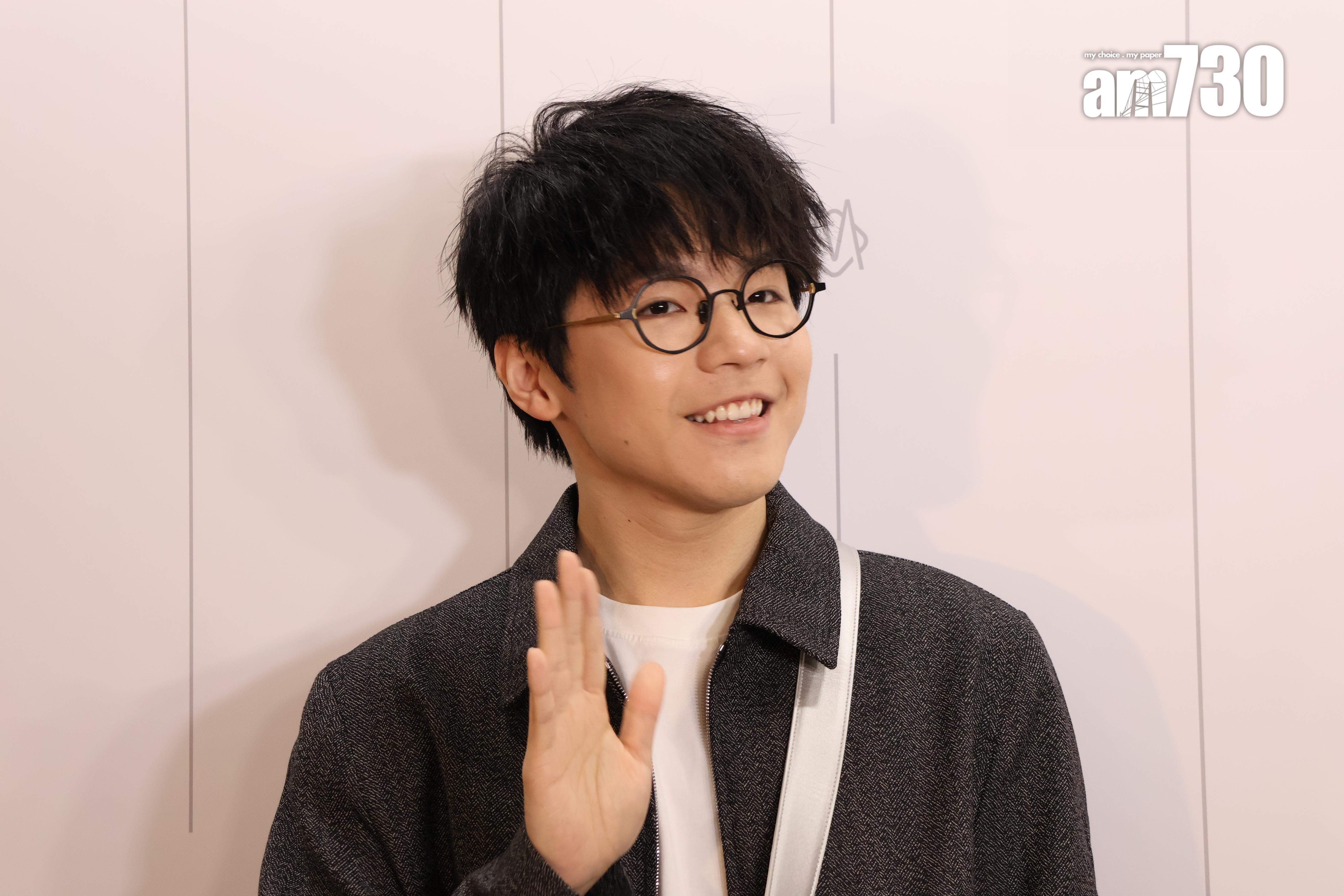 陳卓賢Ian巡唱金山站與母親同行,陳媽媽窩心為他準備旅行小包。(娛樂組攝)