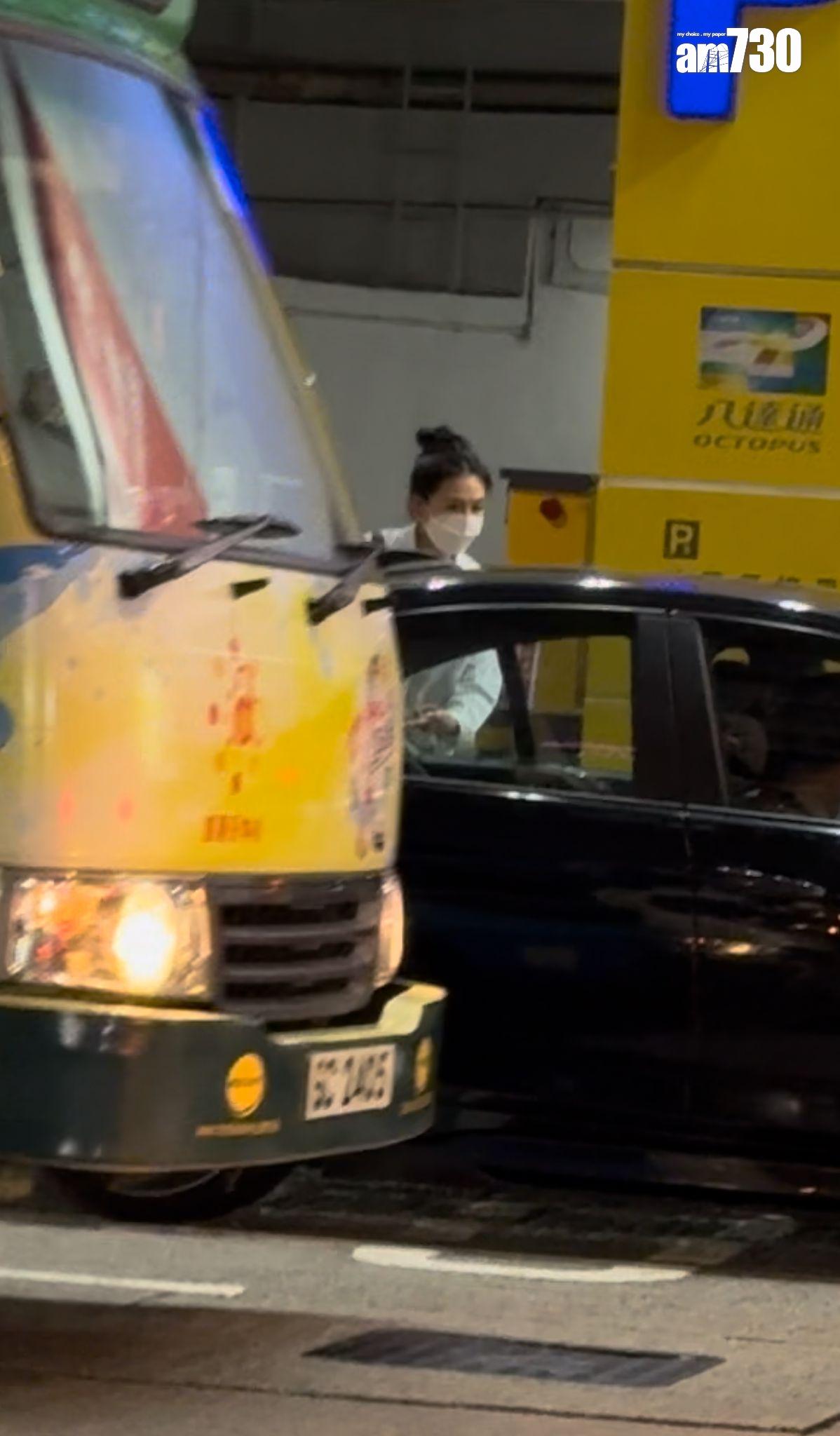 平時有司機跟出跟入的邱淑貞,今次竟與甄楚倩叫uber。 (娛樂組攝)