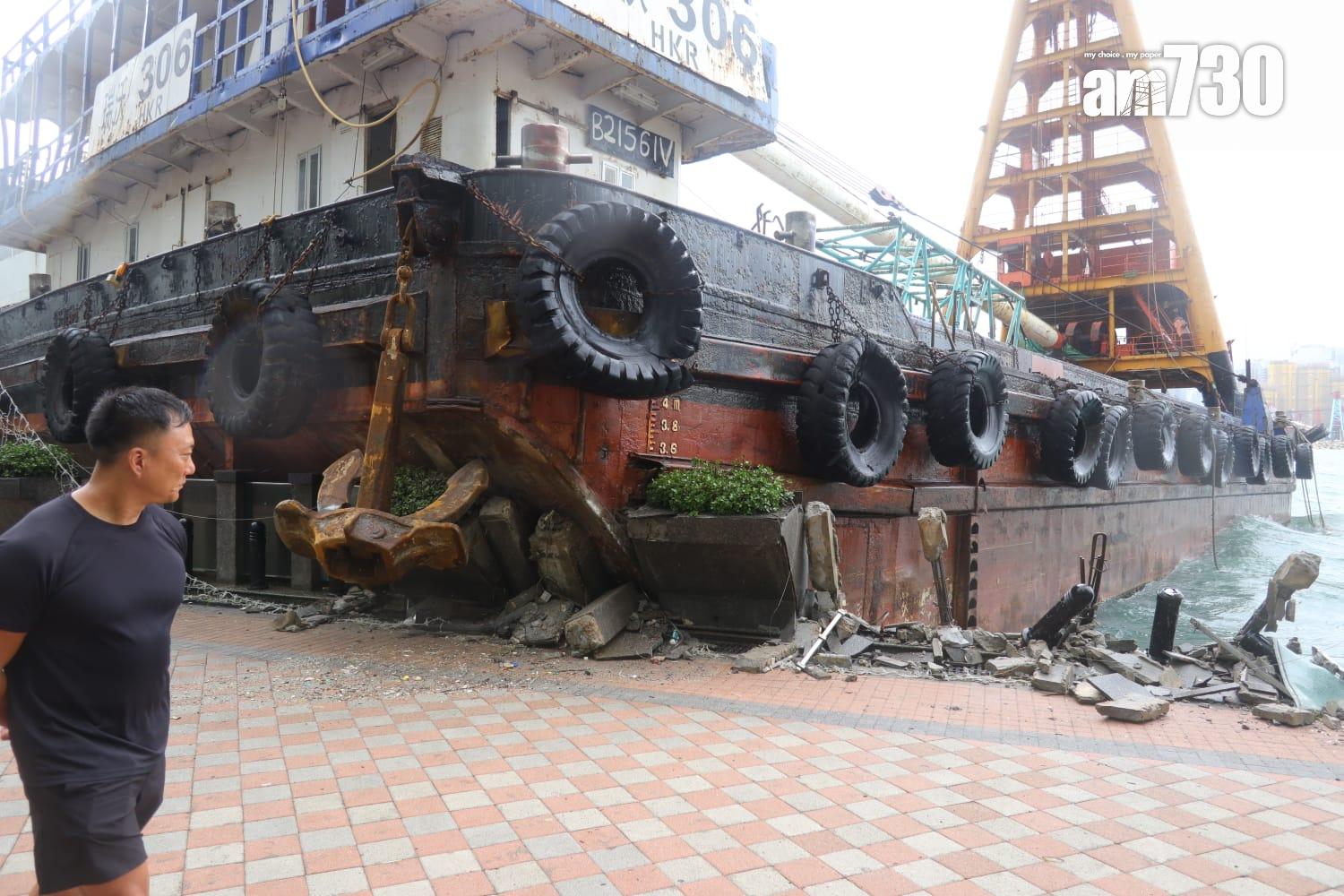 颱風樺加沙|紅磡海逸豪園對出海面,有躉船被吹至撞向岸邊擱淺,岸邊欄杆玻璃和石壆被毀,碎片散落行人徑。(鍾式明攝)