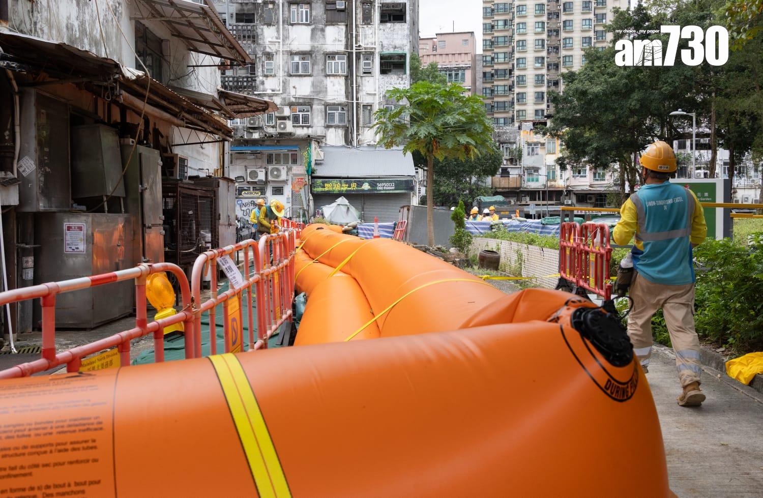 颱風樺加沙| 天文台於下午2時20分改發八號前夕,市面做好防風措施。(蘇文傑攝)