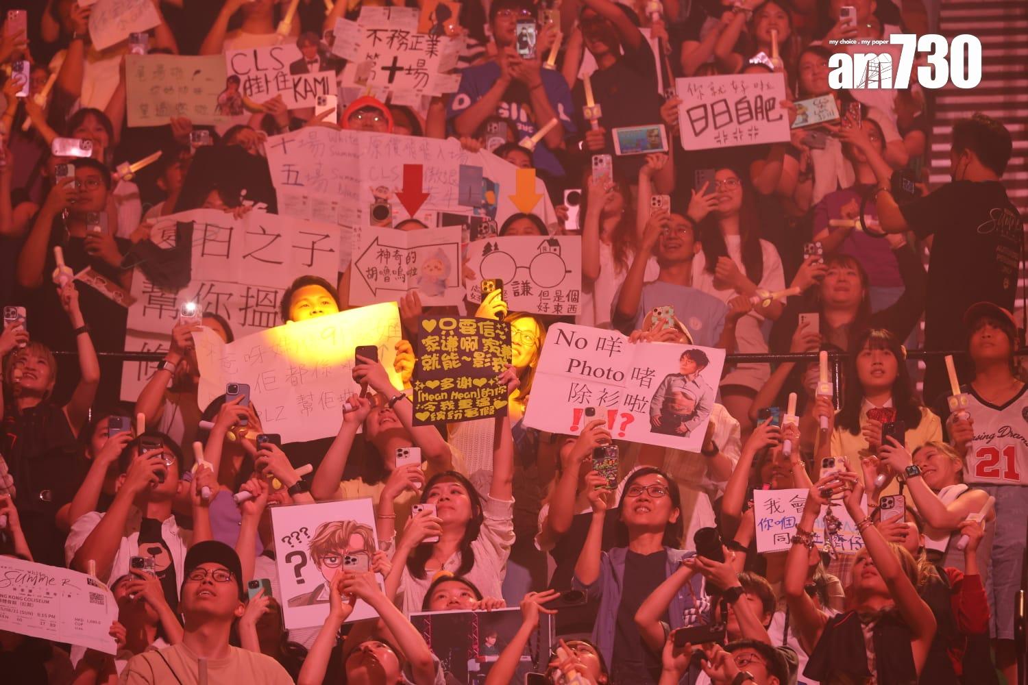 粉絲各出奇謀,務求被林家謙攝入鏡。(林俊源攝)