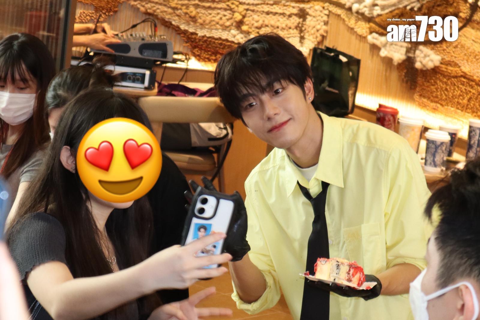 顏秋越今日(28日)出席飲品品牌活動與守候多時的粉絲自拍影相。(娛樂組攝)