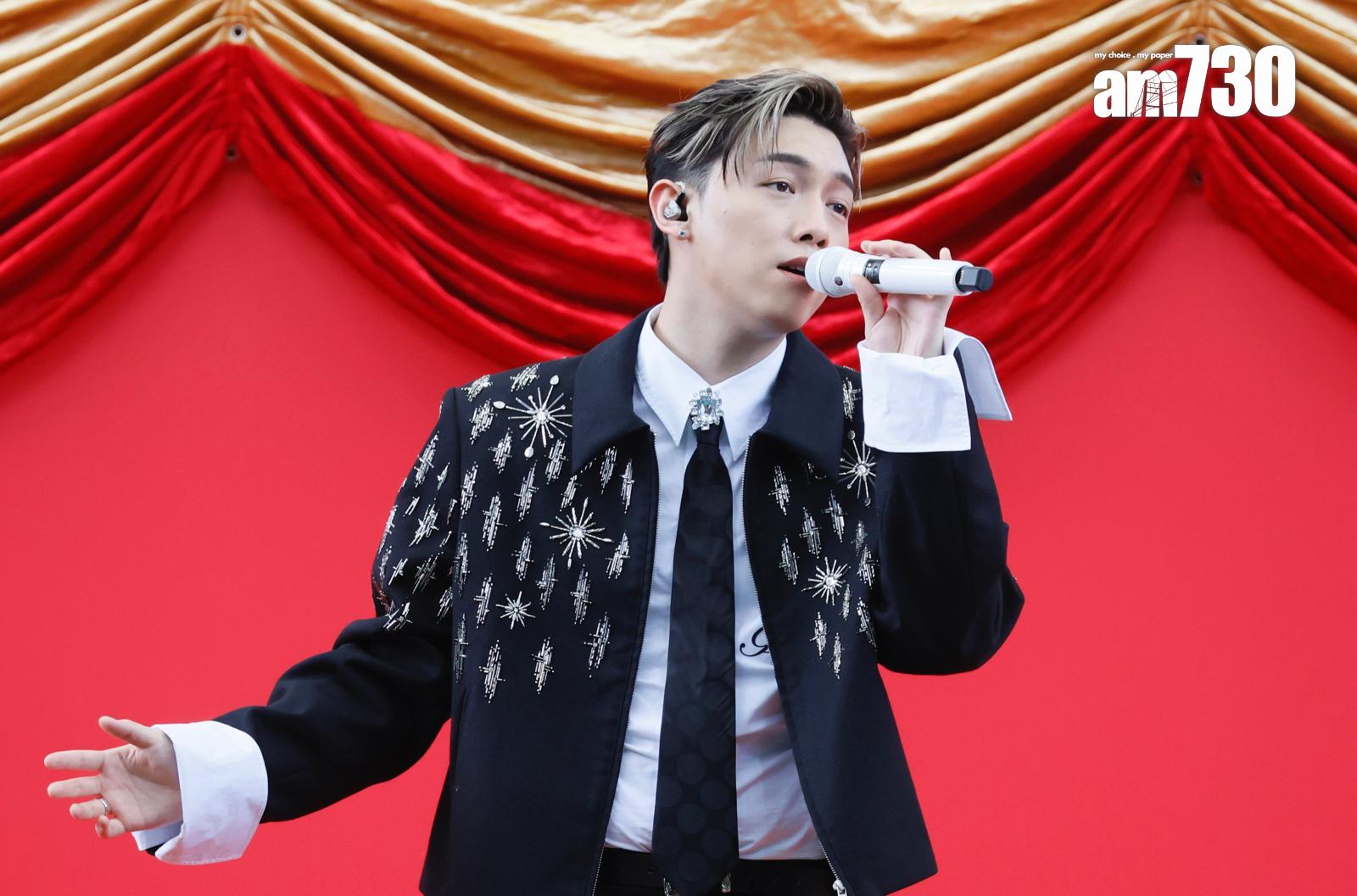 MC張天賦繼3月為沙田馬場打吡賽後,相隔半年馬季開鑼,再次擔任表演嘉賓。(蘇文傑攝)