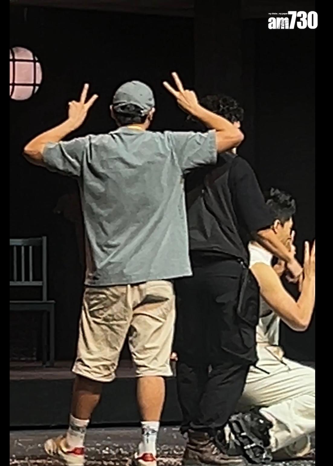 柯煒林舉行V字手勢跟演員和觀眾影大合照。