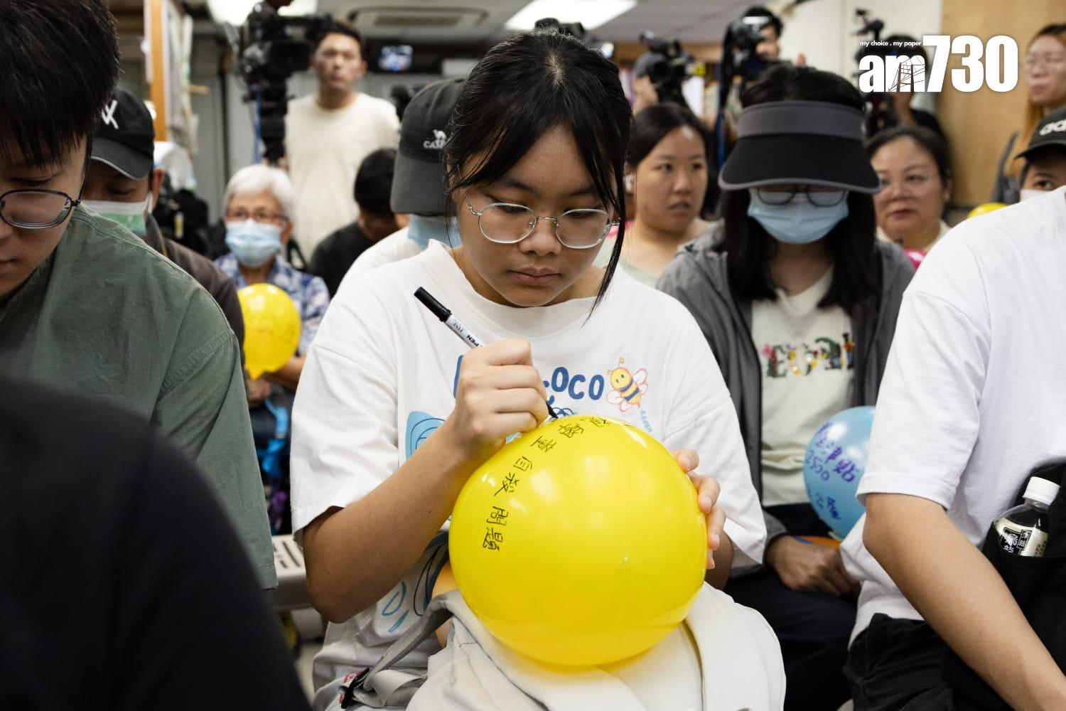 施政報告2025|有基層團體收看直播,並在氣球上寫上訴求。(周令知攝)