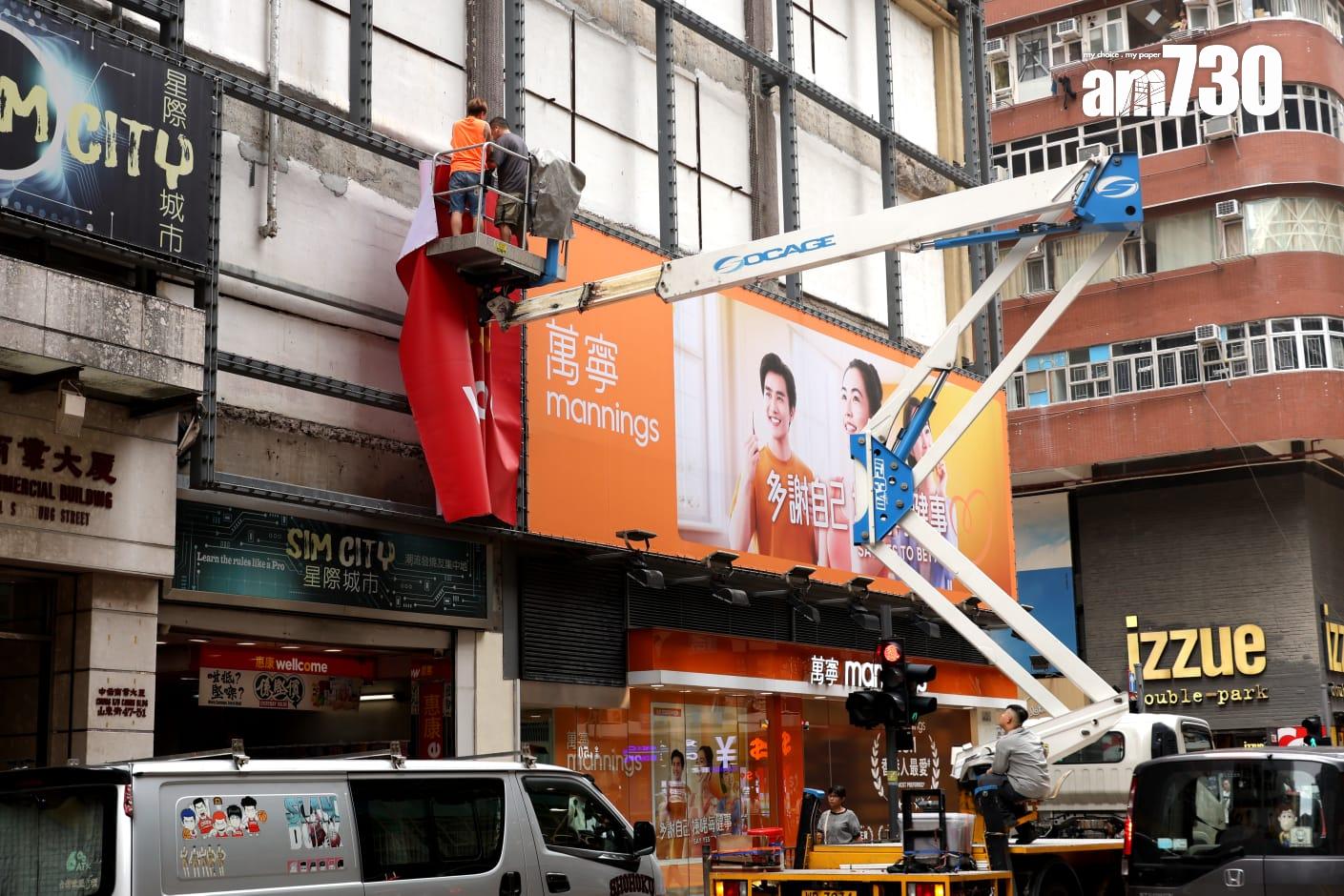 颱風樺加沙|天文台在下午2時20分發出八號西北烈風或暴風信號,旺角市面情況。(林俊源攝)