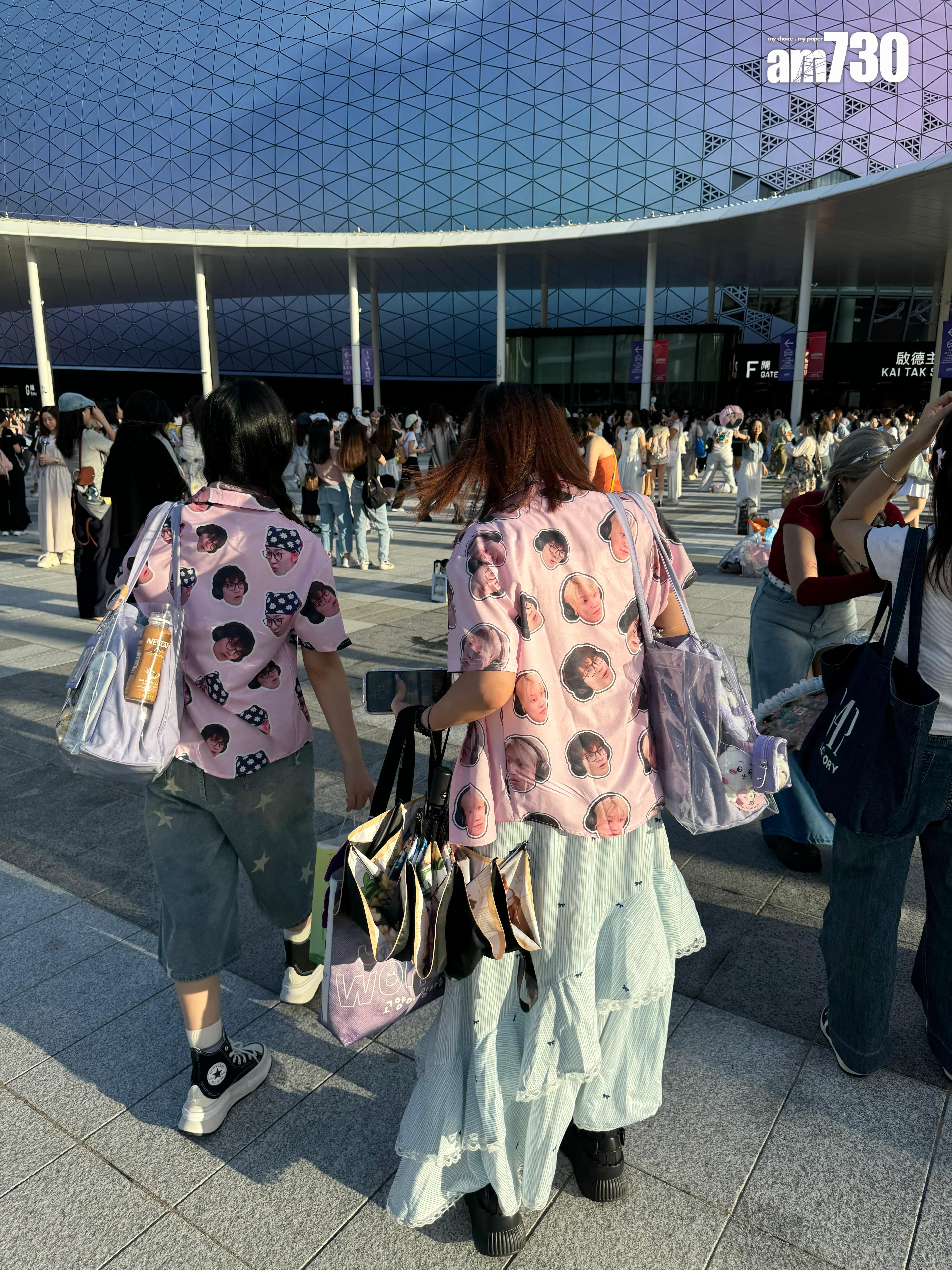 啟德主場館外有大批歌迷打卡等入場。