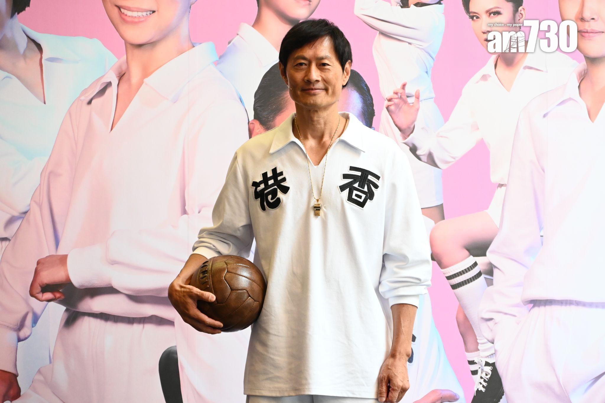 黃德斌在海報上貼上濃濃的眼睫毛。 (娛樂組攝)