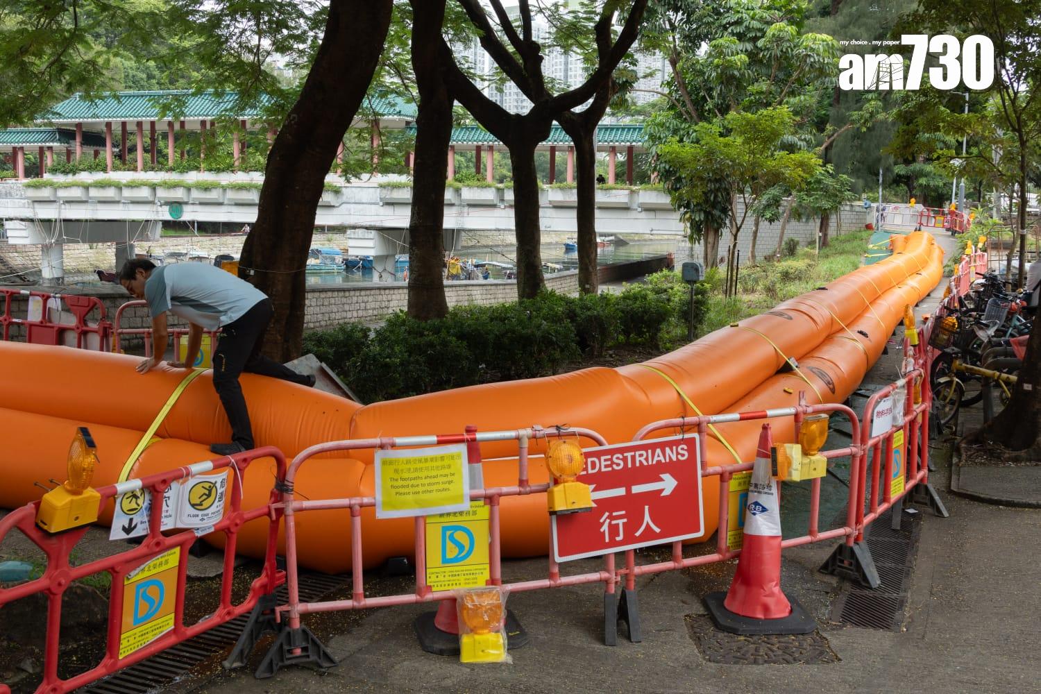 颱風樺加沙| 天文台於下午2時20分改發八號前夕,市面做好防風措施。(蘇文傑攝)