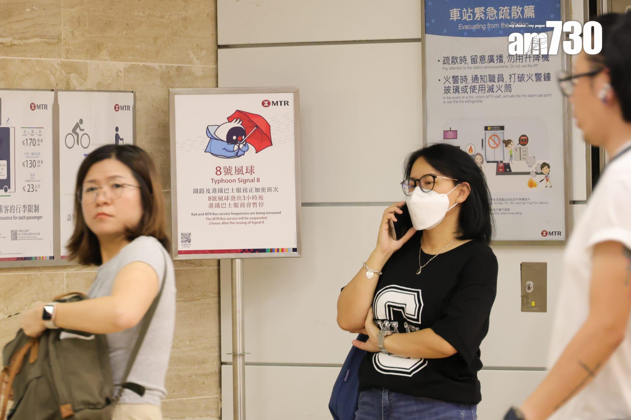 颱風樺加沙|天文台在下午2時20分發出八號西北烈風或暴風信號。(吳康琦攝)