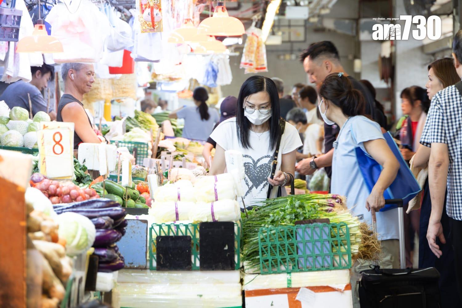 颱風樺加沙| 天文台於下午2時20分改發八號前夕,市民於最後一刻「補糧」。(周令知攝)