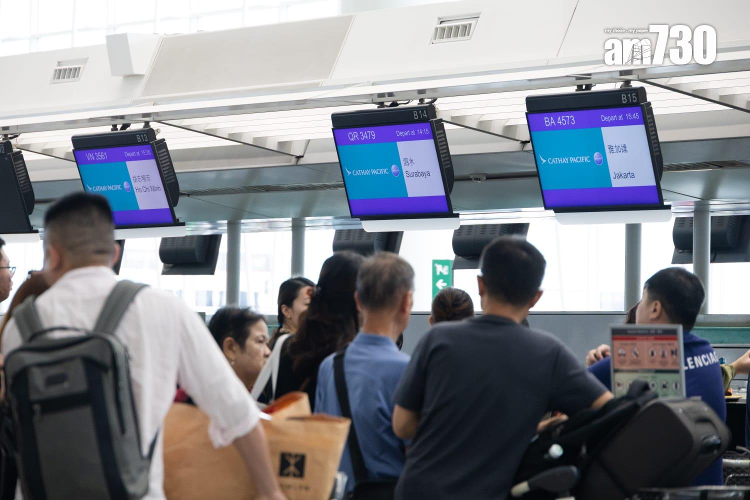 超強颱風樺加沙逐步逼近本港,機管局表示周二下午6時後航班升降會大減,星期三全日航班會大受影響。(周令知攝)