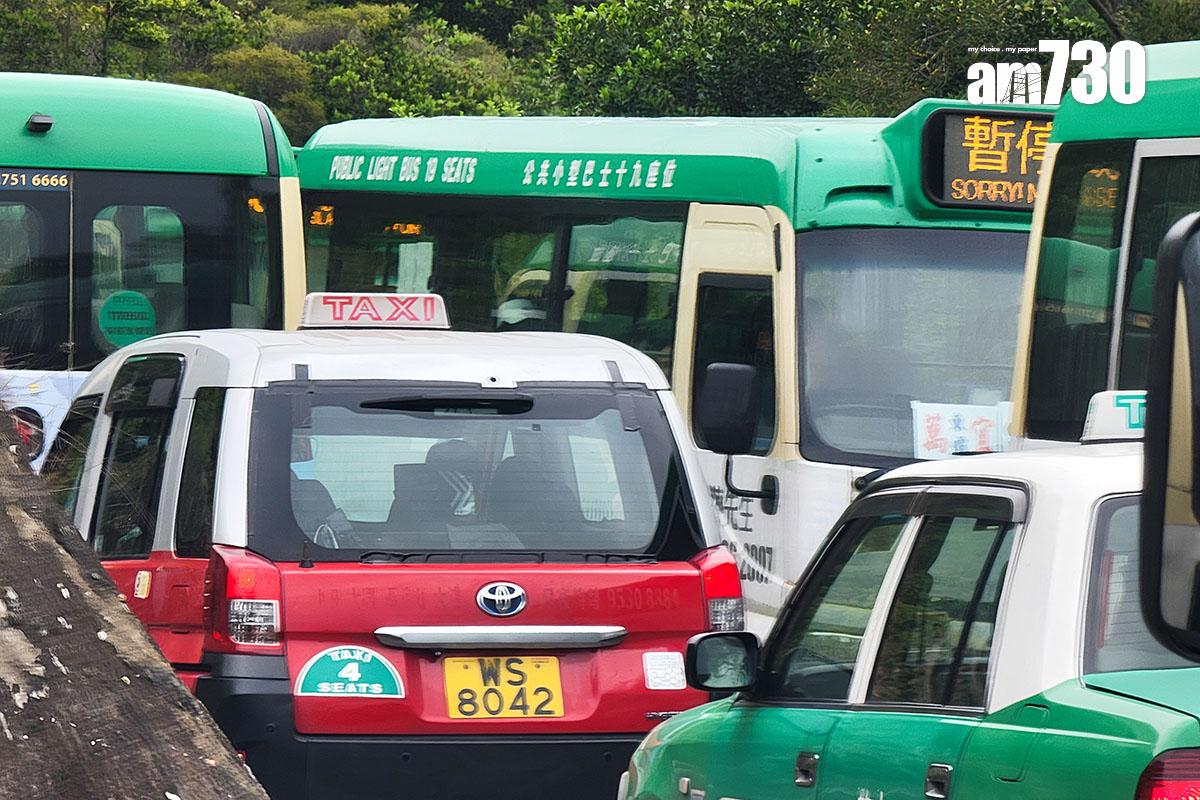市民和遊客可乘搭的士和專綫小巴前往西貢萬宜水庫東壩。(資料圖片/吳康琦攝)