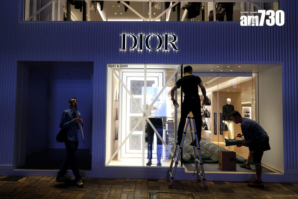 市區不少商戶正準備防風措施。(林俊源攝)