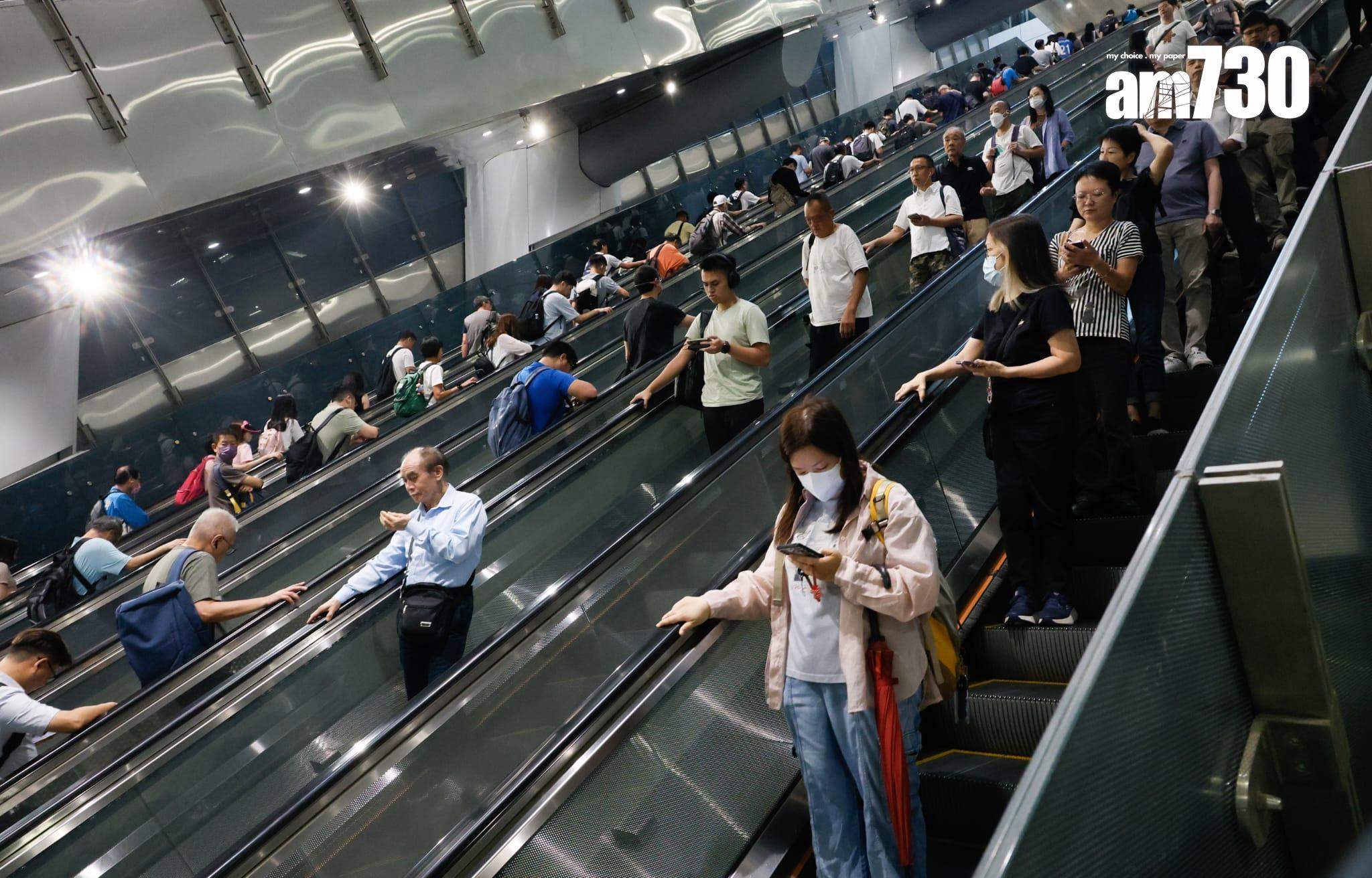 八號烈風或暴風信號會維持至下午1時10分,改掛三號強風信號,打工仔坐港鐵上班。(蘇文傑攝)