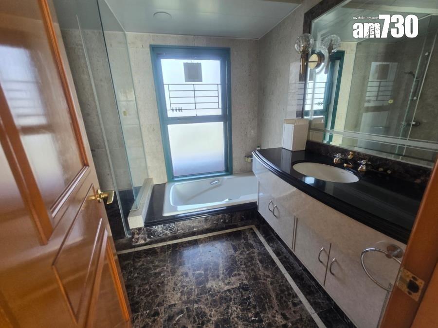 屯門全海景私樓三房套成交呎價$75XX 換樓客「9球」連車位入手(有圖)|二手樓成交